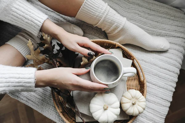 Herbstbettstillleben Frauenbeine Weißen Stricksocken Hände Halten Eine Tasse Kaffee Weidenschale — Stockfoto