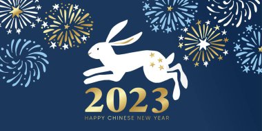 Çin Yeni Yıl 2023 tebrik kartı, içinde beyaz tavşan ve tavşan olan davetiye. Altın yıldızlar ve havai fişekler. Asya burcu, ay takvimi. Festivalsel vektör illüstrasyon arkaplanı, web afişi, Sonbaharın ortası