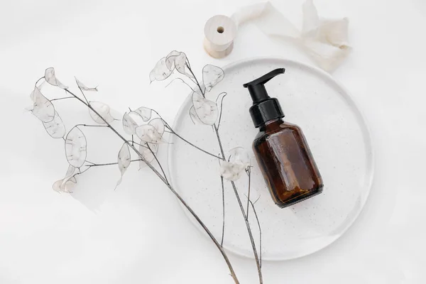 Kosmetikflasche Aus Bernsteinglas Vorhanden Shampoo Pumpspender Auf Keramikplatte Dry Lunaria — Stockfoto
