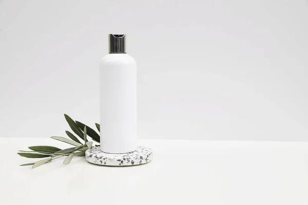 白い背景に化粧品のモックアップ シャンプー 化粧水テンプレート用プラスチックポンプボトル 石Terrazzo Podium グリーンオリーブの木の枝 健康美容 スパトリートメントのコンセプト コピースペース — ストック写真