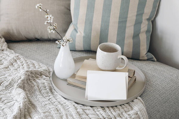 Открытки на день рождения, свадебное приглашение. Пасхальный завтрак натюрморт. Простой макет поздравительной открытки. Чашка кофе, чай на книгах, цветущая вишневая слива в маленькой стеклянной вазе.