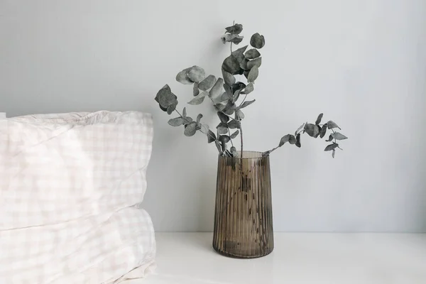 Elegáns Interor Csendélet Borostyánsárga Üvegváza Száraz Eukaliptusz Faágakkal Fehér Asztalon — Stock Fotó