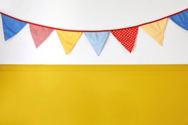 Beyaz arka planda renkli bayraklar asılı. Sarı renkli web pankartı. Festa Junina tatili, Haziran Festivali kutlama konsepti. Doğum günü partisi için dekorasyon, dekoratif yaz ortası çerçevesi..