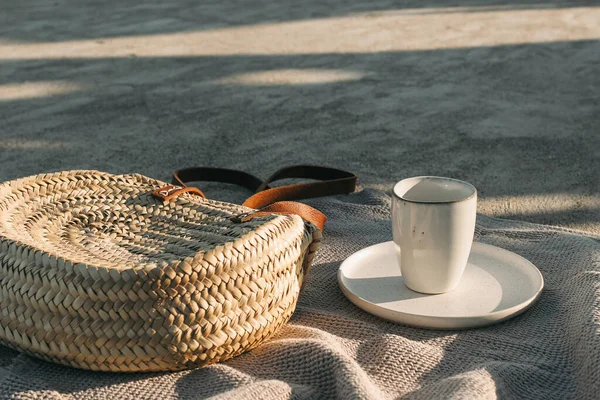 Elegante Korbtasche Auf Beigem Handtuch Sonnenlicht Tasse Kaffee Getränk Und — Stockfoto