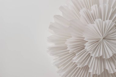 Zarif kağıt dekorasyonu, parti için çelenkler, yeni yıl, bekarlığa veda, doğum günü veya karnaval masa arkasında izole edilmiş. Beyaz, yuvarlak çiçekli ya da kar tanesi şeklinde bir rosette. Kış dekorasyonu