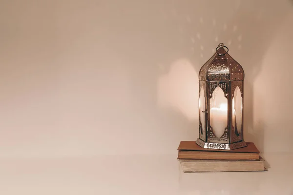Linterna Marroquí Quemada Plata Libros Antiguos Sobre Mesa Madera Con — Foto de Stock