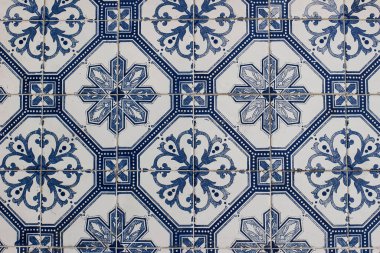 Mavi geleneksel Portekiz seramik kiremit deseni, azulejos. Güzel, pejmürde, kirli dış görünüş, eski Lizbon binasının duvar süslemesi, Portekiz, geometrik çiçek süsleriyle dekoratif arka plan..