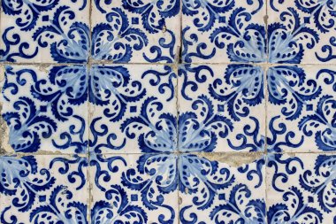 Dekoratif çiçek karolarına yakın çekim. Mavi geleneksel Portekiz seramik kiremit deseni, azulejos. Güzel, pejmürde bir yüz, eski Lizbon binasının duvar süslemesi, Portekiz, dekoratif arka plan..
