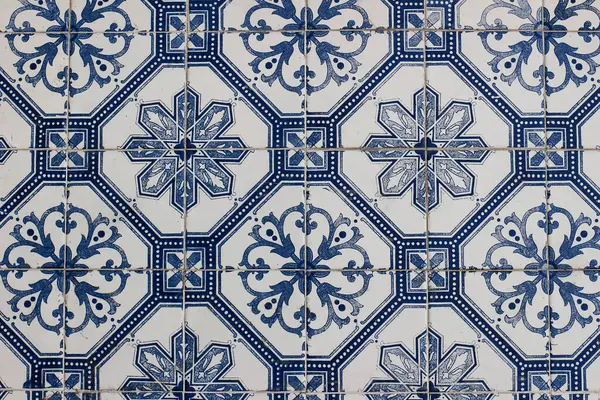 Mavi geleneksel Portekiz seramik kiremit deseni, azulejos. Güzel, pejmürde, kirli dış görünüş, eski Lizbon binasının duvar süslemesi, Portekiz, geometrik çiçek süsleriyle dekoratif arka plan..