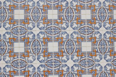 Dekoratif karoların ayrıntıları. Mavi, turuncu, geleneksel Portekiz seramik seramik deseni, azulejos. Güzel cephe, eski Lizbon binasının duvar süslemesi, dekoratif arka plan..