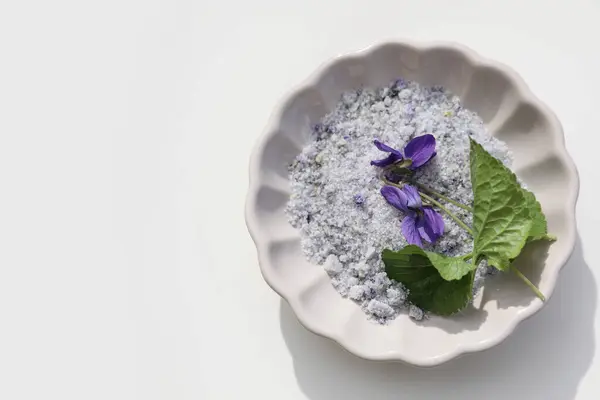 Homemade Herbal Sugar Decorated Violet Flowers Leaves Scalloped Ceramic Plate — Stock Photo, Image
