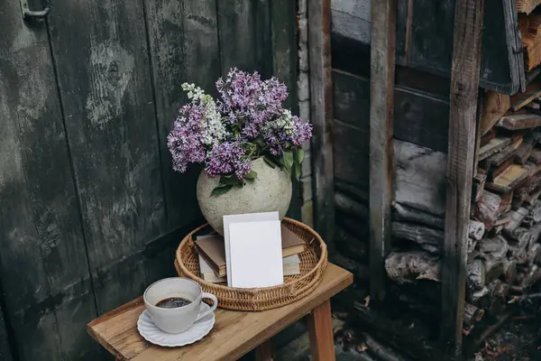 Stimmungsvolles Rustikales Frühlingsstilleben Freien Lila Weiße Lila Blüten Bouquet Strukturierter — Stockfoto