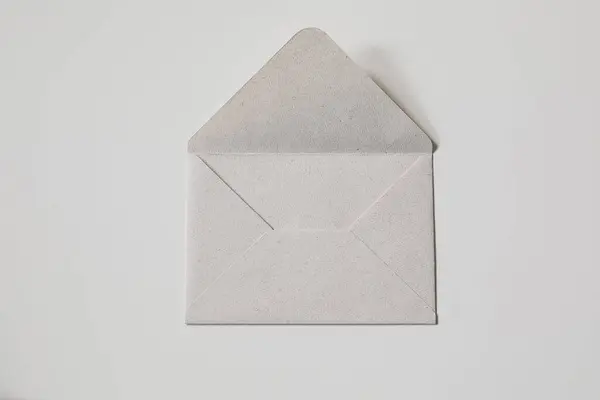 Envelope Papel Texturizado Neutro Close Fundo Bege Flat Lay Com — Fotografia de Stock