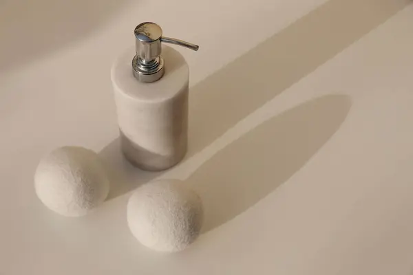 Dryer Wool Balls White Luxury Marble Stone Soap Dispenser Bottle — Stock Photo, Image