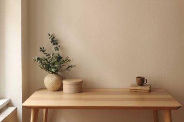Zeytin okaliptüs dallı kil vazo. Eski kitaplar, yuvarlak hediye kutusu. Pencerede ofis masası. Bir fincan çay, kahve. Minimal Scandi iç mekanı. Bej duvar modelleme arka planı Boşluğu kopyala.