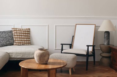 Boş ahşap çerçeve modeli. Oturma odasının iç kısmı çok şık. Minimalist mobilyalar, nötr tonlar ve doğal dekor elementleri. Konforlu oturma alanı, ahşap masa, seramik vazo. Mermer lamba, şimşek