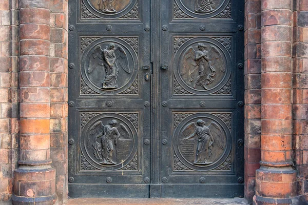 Anielskie Rzeźby Drzwiach Kościoła Berlinie Niemcy Szczegóły Metalowego Panelu Drzwiach — Zdjęcie stockowe
