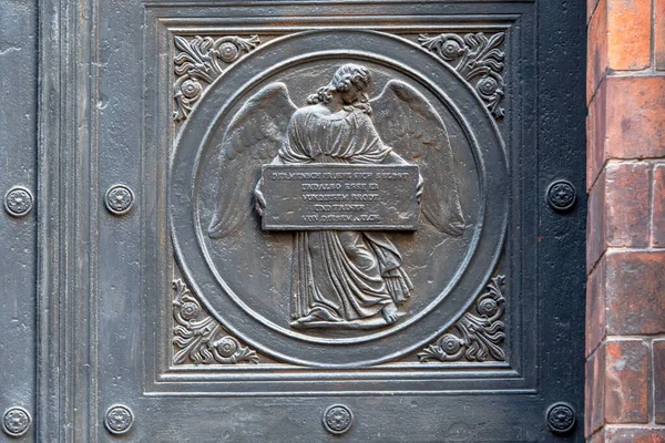 德国柏林教堂门上的天使雕刻 寺庙门口 教堂入口的金属板的细节 — 图库照片