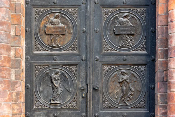 Anděl Vyřezávaný Kostelní Dveře Berlíně Německo Detail Kovového Panelu Dveřích — Stock fotografie
