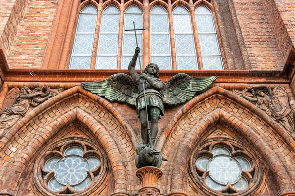 天使神像迈克尔杀死了蛇 基督教教堂的外在细节 德国柏林的天主教堂 哥特式建筑 — 图库照片