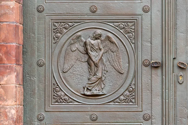 Ангельская Резьба Церковных Дверях Берлине Германия Деталь Металлической Панели Дверях Стоковое Изображение