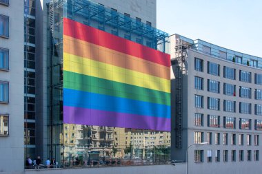 Binanın duvarında dev bir LGBT bayrağı var. Gurur Bayrağı, LGBT topluluğunun gökkuşağı bayrağı. Azınlıklar, koruma ve eşitlik kavramı, şehirde gurur ayı