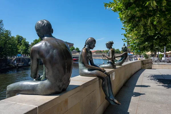 베를린 맞은편에 세워진 동상들 Spree 강변에 Wilfried Fitzenreiter 소녀와 조각상 — 스톡 사진