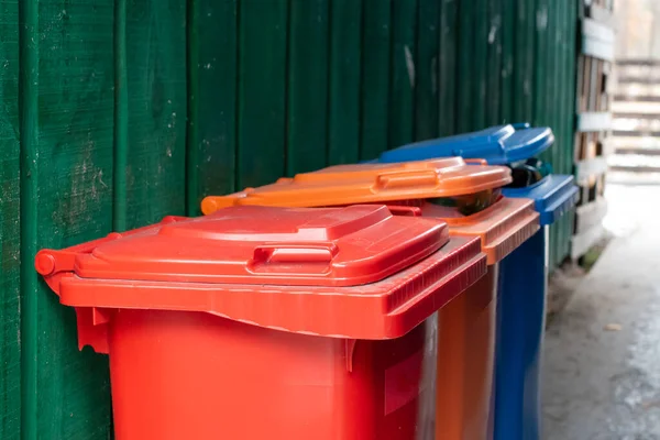 ごみのさまざまな種類のゴミ箱 廃棄物管理 リサイクル ゴミ箱 生態系及び廃棄物の分別 — ストック写真