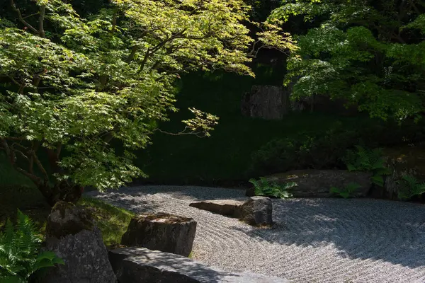日本园中的夏季风景公园 传统佛教岩石花园 免版税图库照片
