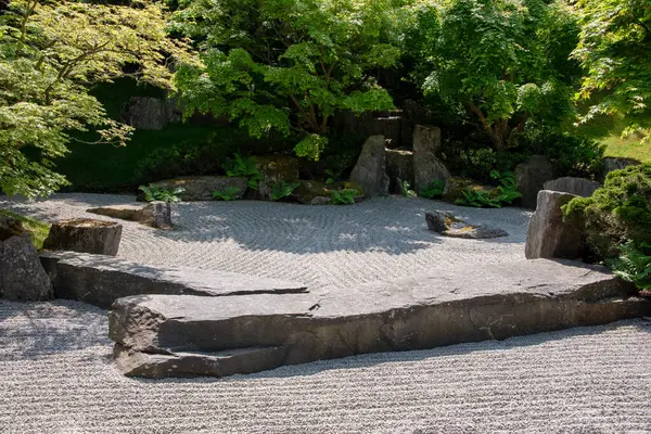 Japanischer Garten Sommer Landschaftspark Traditioneller Buddhistischer Steingarten lizenzfreie Stockbilder