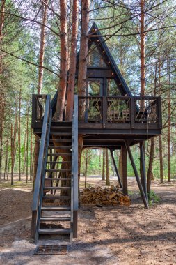 Yüksek güverteli ve samimi ambiyanslı çam ağaçları arasında bulunan eşsiz bir ağaç ev. Huzurlu doğa inzivaları, açık hava rahatlığı ya da orman kaçamakları için mükemmel bir ortam.