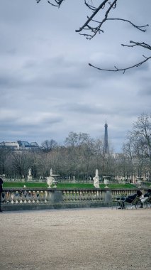 PARIS - 11 Mart 2023: Paris, Fransa 'daki Lüksemburg Bahçeleri' nde turistler dinleniyor. Lüksemburg bölgesi, dünya çapında en çok ziyaret edilen şehir olan Paris 'te turistler arasında popülerdir..