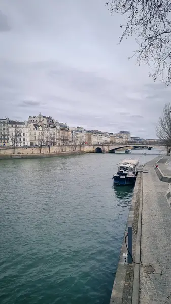 Siene Nehri 'nin sol kıyısına ve Fransa, Paris' in simgelerine bakın..