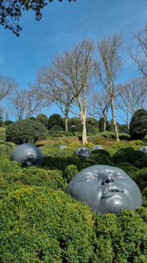 ETRETAT, FRANCE - 16 Mart 2023: Bu, Etretat Bahçelerindeki Duygular Bahçesi 'ndeki modern sanat koleksiyonundan bir parça.