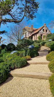 ETRETAT, FRANCE - 16 Mart 2023: Bu, Etretat Bahçelerindeki Duygular Bahçesi 'ndeki modern sanat koleksiyonundan bir parça.