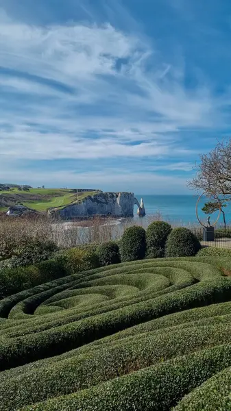 ETRETAT, FRANCE - 16 Mart 2023: Bu, Etretat Bahçelerindeki Duygular Bahçesi 'ndeki modern sanat koleksiyonundan bir parça.