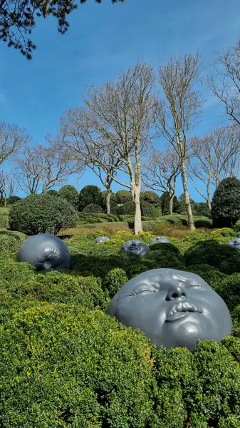 ETRETAT, FRANCE - 16 Mart 2023: Bu, Etretat Bahçelerindeki Duygular Bahçesi 'ndeki modern sanat koleksiyonundan bir parça.