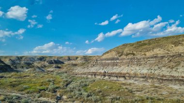 Drumheller, Alberta, Kanada - 06 Ağustos 2024: Drumheller, Alberta 'daki Royal Tyrrell Müzesi yakınlarındaki izleme platformunda görülen Çorak Topraklar Bölgesi.