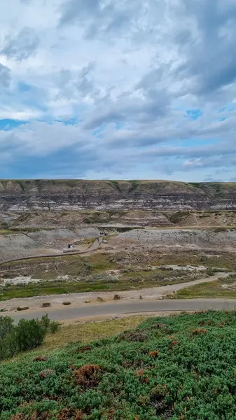 Drumheller, Alberta, Kanada - 06 Ağustos 2024: Drumheller, Alberta 'daki Royal Tyrrell Müzesi yakınlarındaki izleme platformunda görülen Çorak Topraklar Bölgesi.