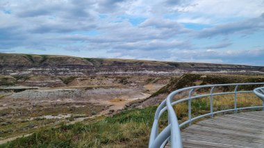 Drumheller, Alberta, Kanada - 06 Ağustos 2024: Drumheller, Alberta 'daki Royal Tyrrell Müzesi yakınlarındaki izleme platformunda görülen Çorak Topraklar Bölgesi.