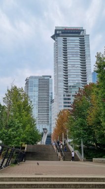 Şehir merkezinde sokaklar ve binalar var. Vancouver, Kanada.