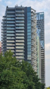 Şehir merkezinde sokaklar ve binalar var. Vancouver, Kanada.