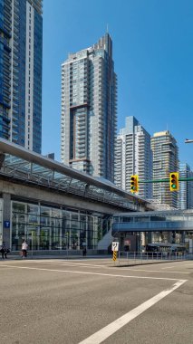 Şehir merkezinde sokaklar ve binalar var. Vancouver, Kanada.