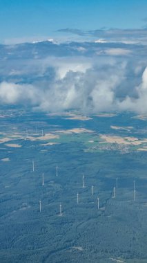 Uçak penceresinden beyaz bulutların ve Dünya 'nın görüntüsü. Seyahat kavramı.