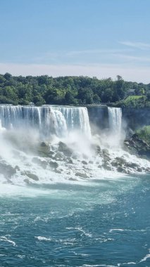 Niagara Şelalesi. Ünlü şelalenin yanında insanlarla dolu bir eğlence gemisi. Kanadalı tarafından bak. Doğa manzarası. Reklam için fotoğraf..