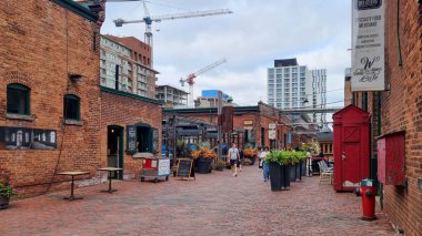 Toronto, Kanada 30.08.2023. Damıtma Tarihi Bölgesi 'ndeki Case Goods Lane. 2003 yılında açılan etkinlik, yaygın olarak Kanada 'nın başlıca sanat, kültür ve eğlence merkezi olarak kabul edilmektedir..