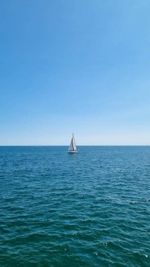 Denizde beyaz bir yelkenli