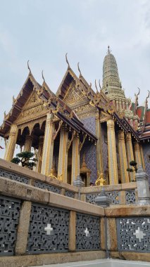 Bangkok, Tayland - 30.01.2024: Grand Palace, Hor Phra Monthian Dharma, The Temple of the Emerald Buddha, Phra Asada Maha Chedi