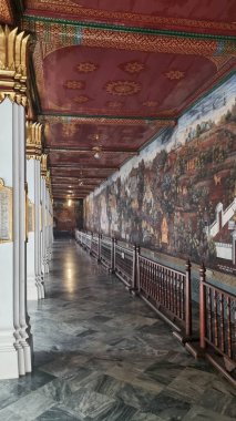 BANGKOK, THAILAND - 30 Ocak 2024 'te Bangkok, Tayland' da Wat Phra Kaew 'daki Tayland duvar resimleri. Tapınağın duvarındaki galeride Ramayana Liberet Hint hikayesinin sahneleri resmedildi.