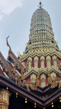 Bangkok, Tayland - 30.01.2024: Grand Palace, Hor Phra Monthian Dharma, The Temple of the Emerald Buddha, Phra Asada Maha Chedi
